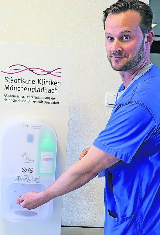 Die neue Intensivstation im Eli ist deutlich großzügiger gebaut als die alte. Die Patienten liegen nicht mehr so eng, die Schiebetüren schließen automatisch und es gibt Schleusen, die die Luftströme steuern und filtern. Die Keim-Überwachungstechnik funktioniert mit solchen Platten, wie Krankenhaushygienikerin Daniela Menzel (r.) sie zeigt. Die Platten werden mikrobiologisch auf Keime untersucht. Dr. Tim Lange und Laboratoriumsärztin Maria Luise Wimmer-Dahmen freuen sich über die moderne Ausstattung.