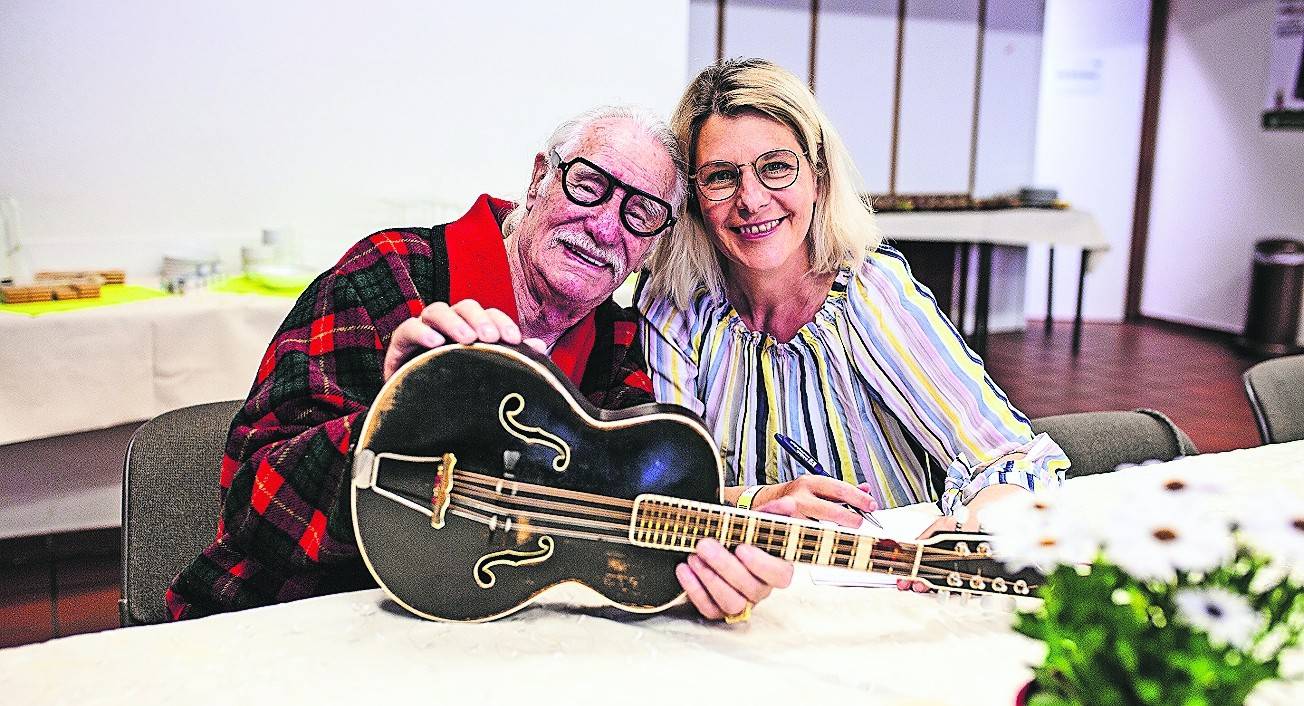  83 Jahre und immer noch den Schalk im Nacken: Hans Süper im Gespräch mit Extra-Tipp-Redaktionsleiterin Sandra Geller. 