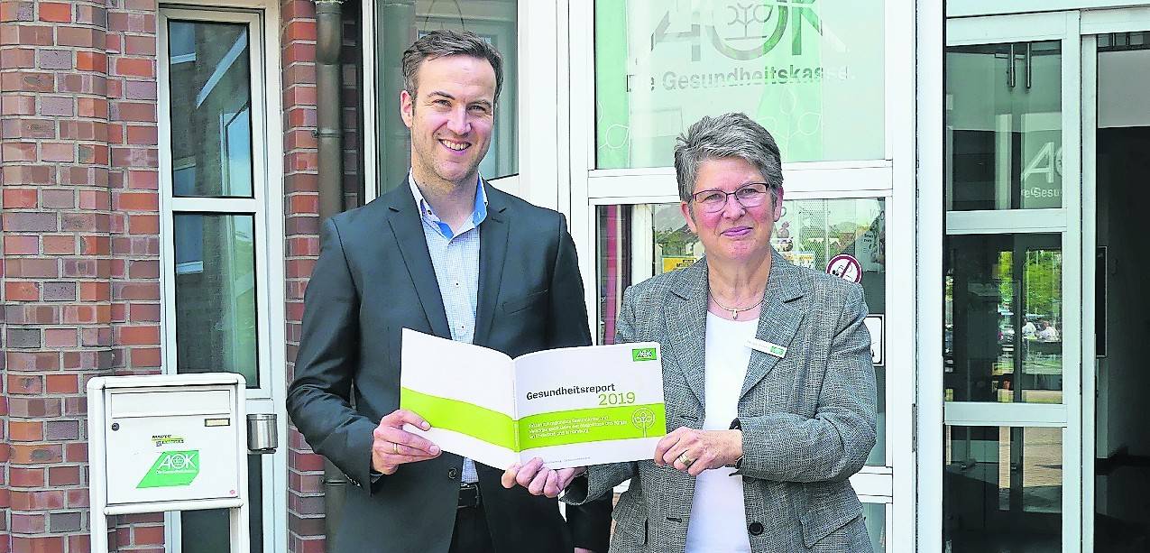 Stellten diese Woche den AOK Gesundheitsreport 2019 in Rheinberg vor: Dr. Volquart Stoy, Referent Gesundheitsökonomie, und Barbara Nickesen, Regionaldirektorin Kreis Kleve - Kreis Wesel.