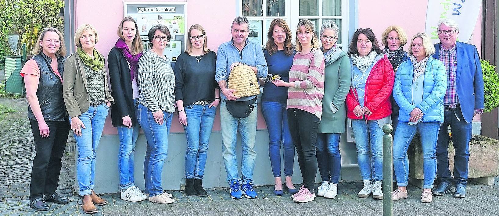 Die Erzieherinnen der fünf zertifizierten Naturpark-Kitas bereiten sich mit Unterstützung von Albrecht Trenz (Mitte), Iris Boesch (rechts daneben) und Walter Dobbek vom Naturpark Schwalm-Nette auf die Umweltaktionstage vor.