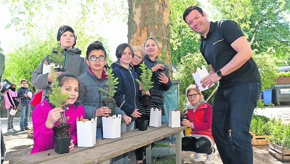  Thomas Eicker, Geschäftsführer der Firma WS Quack + Fischer, half den Schülern der Grundschule Zweitor beim Pflanzen der Bäume. 
