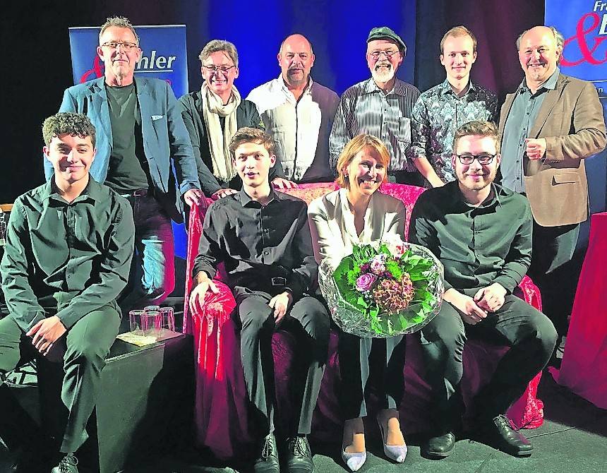 Frank Bühler, Uwe Peters und Bürgermeisterin Sabine Anemüller mit den Talk-Gästen.