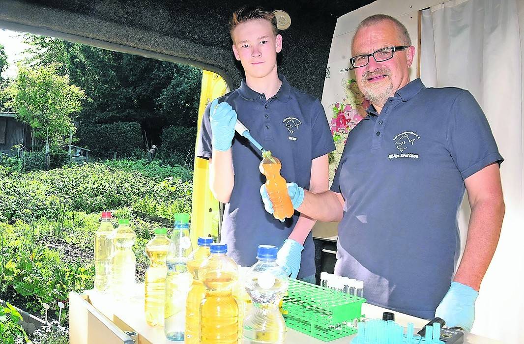  Milan Toups (l) und Harald Gülzow analysieren eine Brunnenwasserprobe im Labormobil vom VSR-Gewässerschutz. Foto VSR 