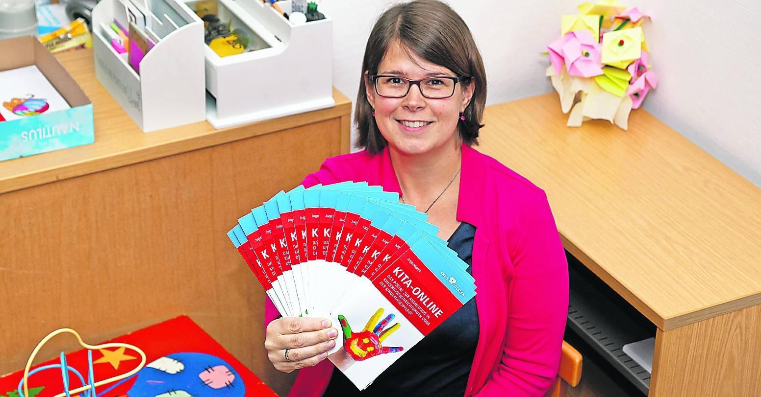  Jugendamtsmitarbeiterin Anna Mottlau präsentiert die Infobroschüren zum Portal „Kita Online“. 
