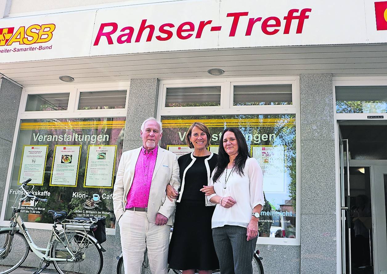  Wolfgang Esser, Vorsitzender des Gemeinsam e. V., mit Bürgermeisterin Sabine Anemüller und Ellen Kaspers, stellvertretende Vorsitzende des Vereins. 