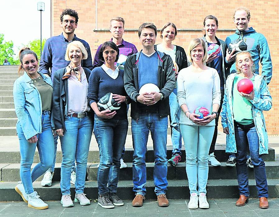 Gregor Krolewski (hinten links) vom KreisSportBund Viersen hatte die Sporthelfer-Schulen im Kreis zum Erfahrungsaustausch eingeladen.