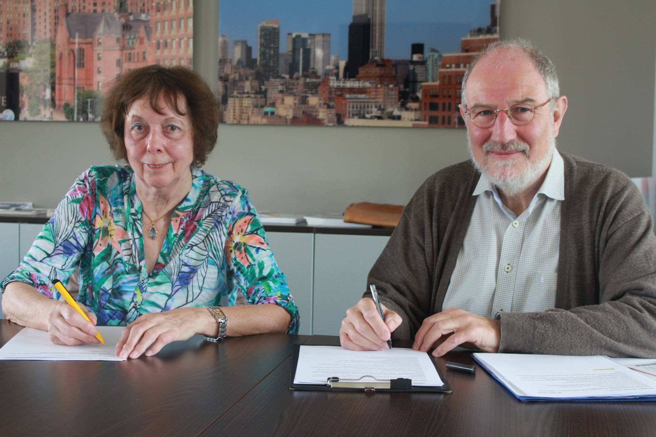  Schriftlicher Protest: Monika Kühn und Peter-Michael Friedrichs sind Mitglieder der 15-köpfigen Amnesty-Gruppe. Die engagierten Menschenrechtler setzen sich für politisch Verfolgte in aller Welt ein, indem sie mahnende Briefe an Behörden und Gefängnisse schreiben. Am besten handschriftlich. Solche persönlich gehaltenen Briefe werden erfahrungsgemäß besonders beachtet. 