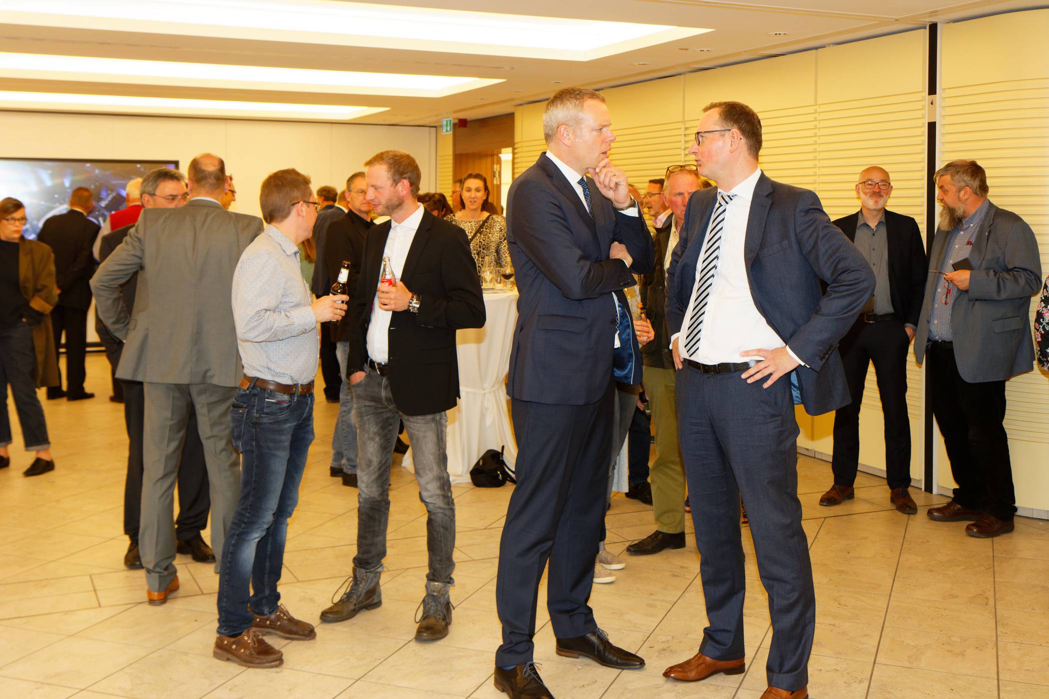  Landrat Dr. Andreas Coenen l.) im Gespräch mit dem Kandidaten für das Europaparlament aus dem Kreis Viersen, Dr. Stefan Berger (CDU). 