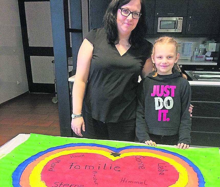 Lisa-Marie und ihre Mutter trauern um die Ur-Oma bzw. Oma. Das Herz ist ihr gemeinsames Werk.