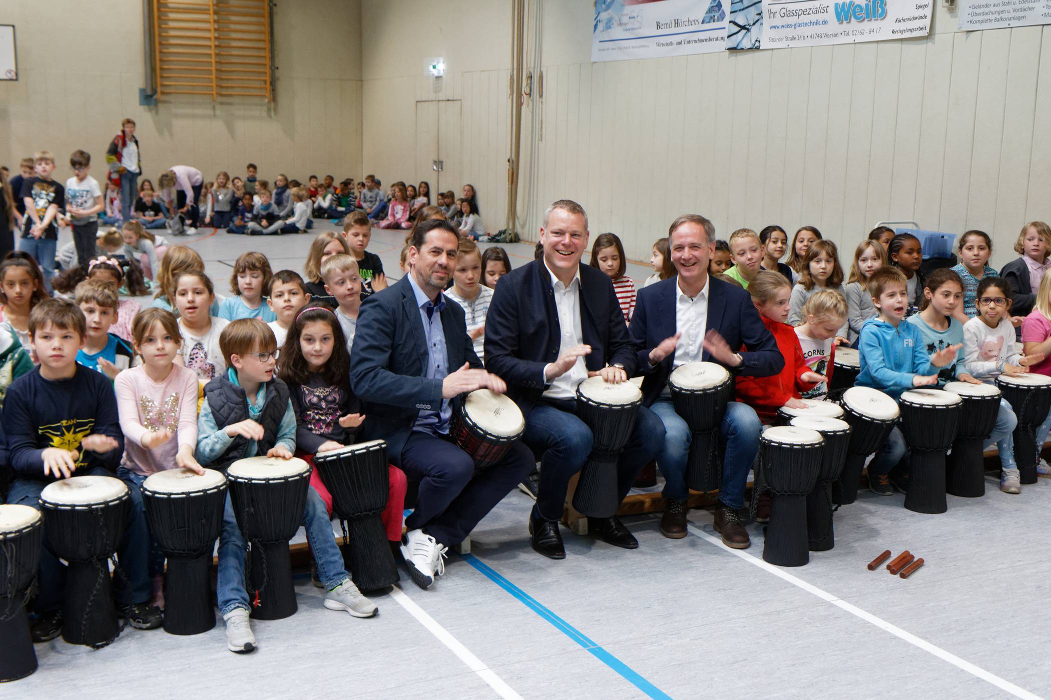  Landrat Dr. Andreas Coenen (m.), Schulleiter Oliver Bossmanns und Kreismusikschulleiter Ralf Holtschneider bei einer Probe mit einigen der teilnehmenden Kinder in der Brüder-Grimm-Schule in Süchteln. 