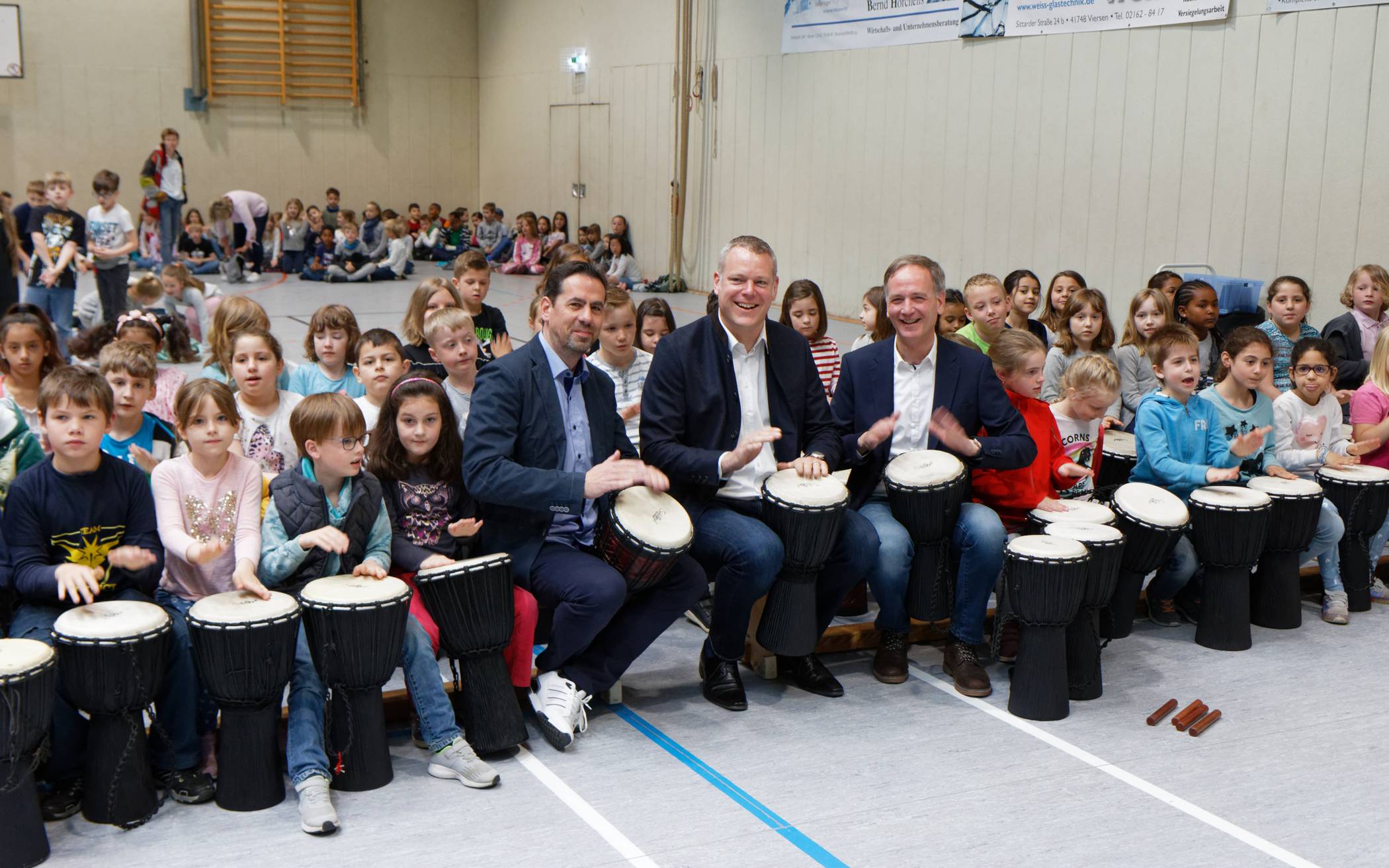 Landrat Dr. Andreas Coenen (m.), Schulleiter