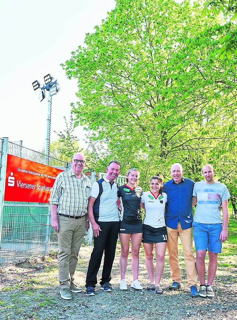  Willi Bouren, Stefan Vander, zwei Spielerinnen der deutschen Nationalmannschaft, Heino Müllers und Daniel Klingohr (v.l.) bei der Einweihung der neuen Flutlichtanlage. 