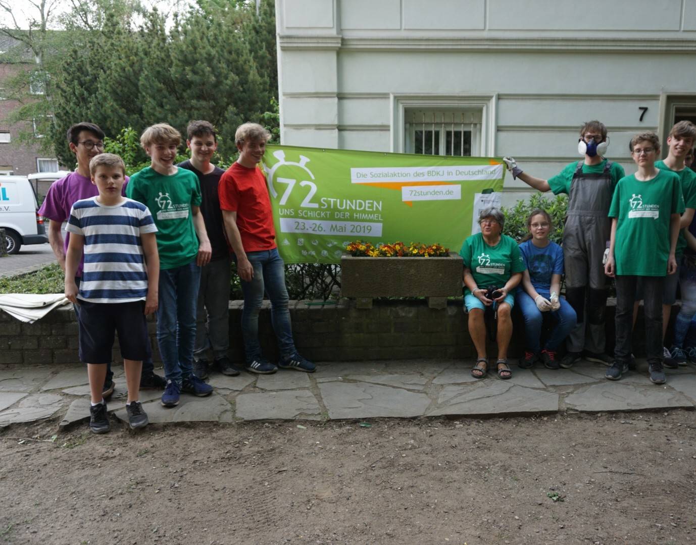  Getane Arbeit: Den Clemensplatz in Fischeln von Müll und Unrat befreit, Unkraut gejätet und die Blumenkübel schön bepflanzt - die Messdiener dürfen mit ihrem Einsatz im Dienst der Allgemeinheit wirklich zufrieden sein. 