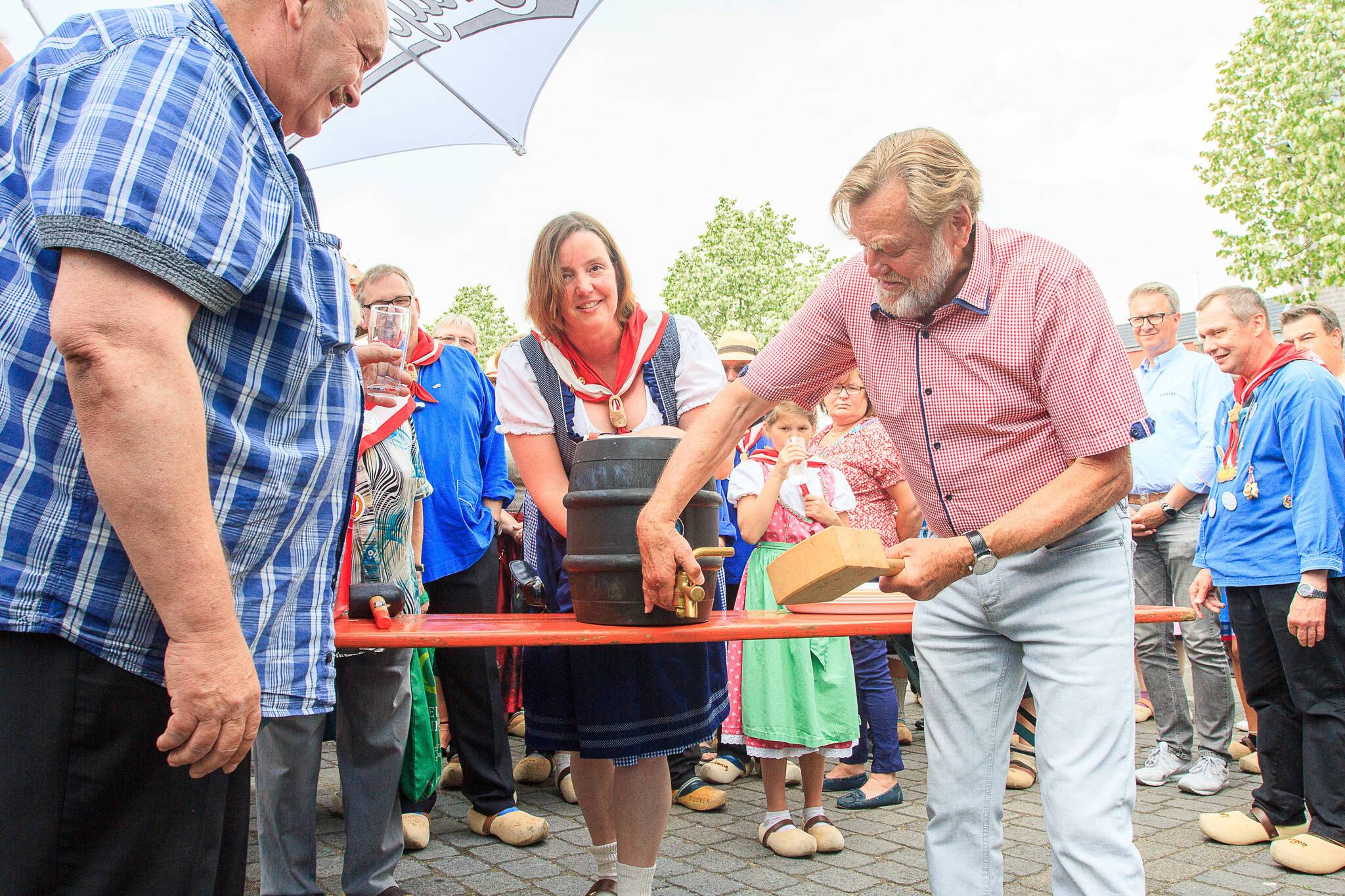  Traditionell wird die Vluyner Kirmes mit dem Fassanstich am 14. Juni eröffnet. 