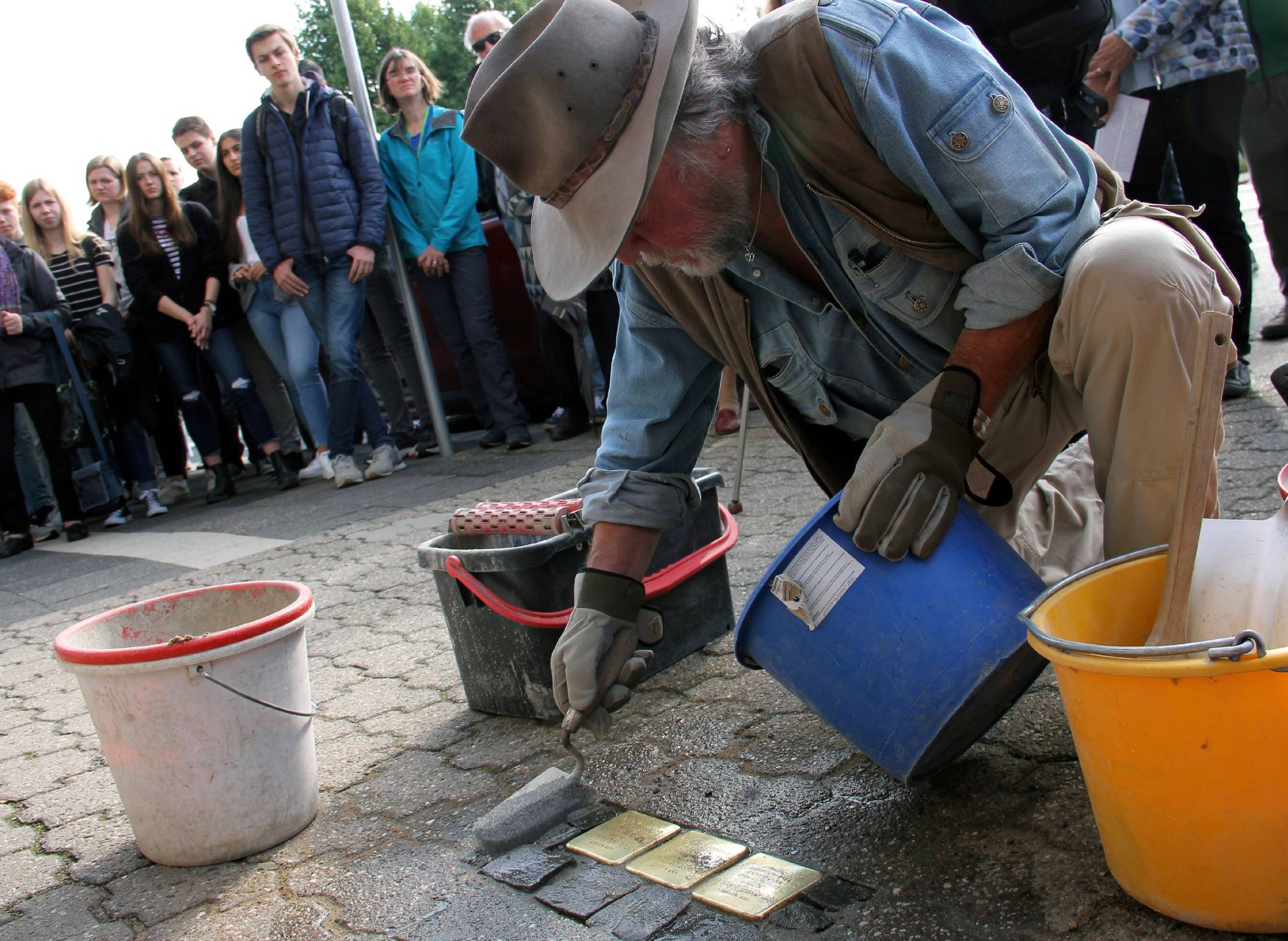  In Gedenken an neun Opfer des Nationalsozialismus‘ verlegte Gunter Demnig Stolpersteine. 
