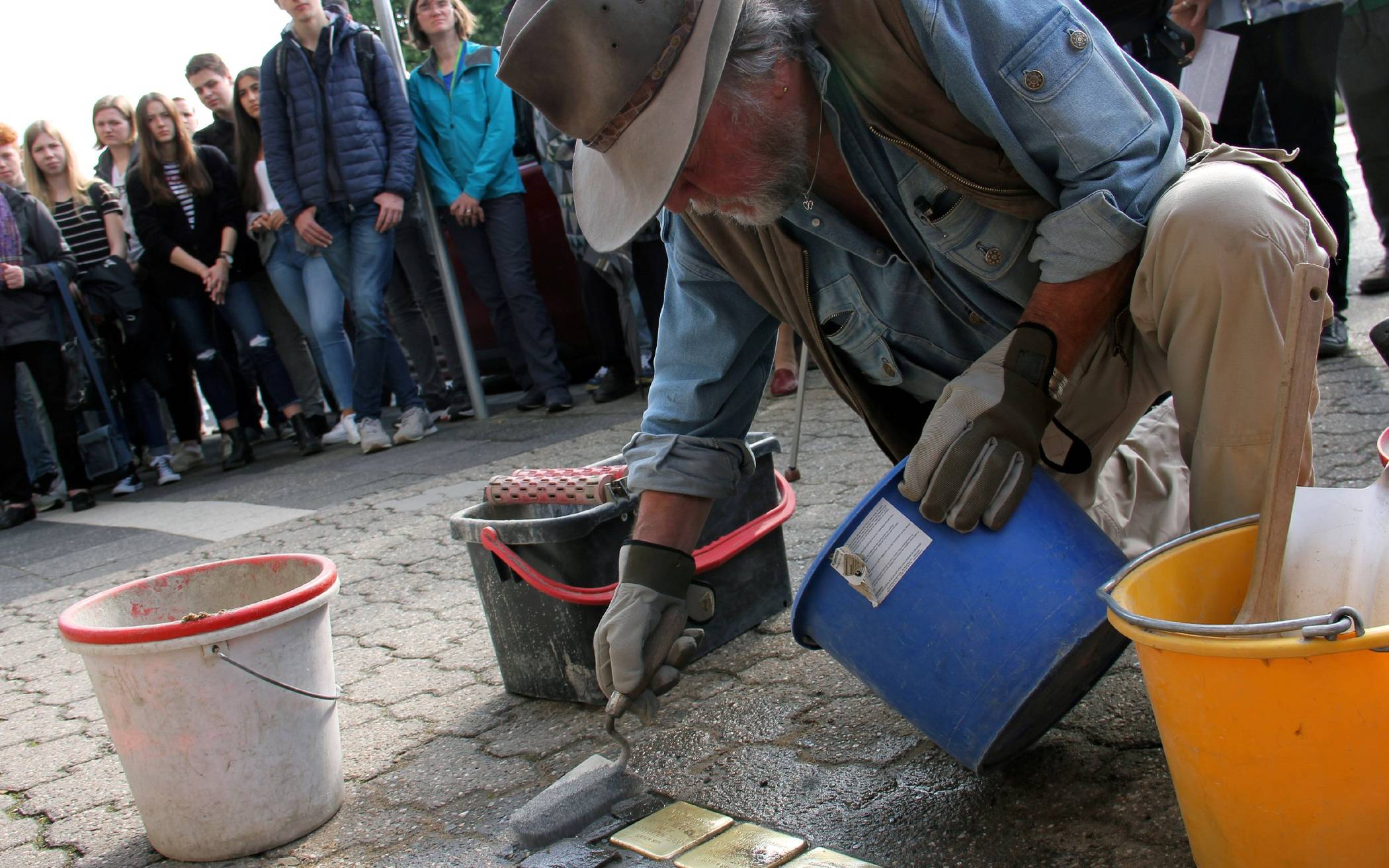 In Gedenken an neun Opfer des Nationalsozialismus‘ verlegte Gunter Demnig Stolpersteine.
