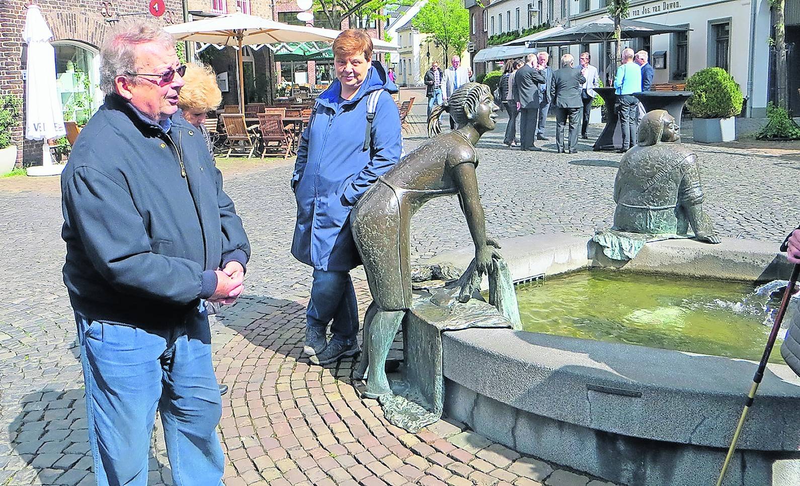 Franz-Josef Radmacher vom Heimatkreis Lank hatte bei seiner Führung durch Lank-Latum wieder viel zu erzählen. Die Zuhörer dankten ihm am Ende mit ordentlich Applaus.