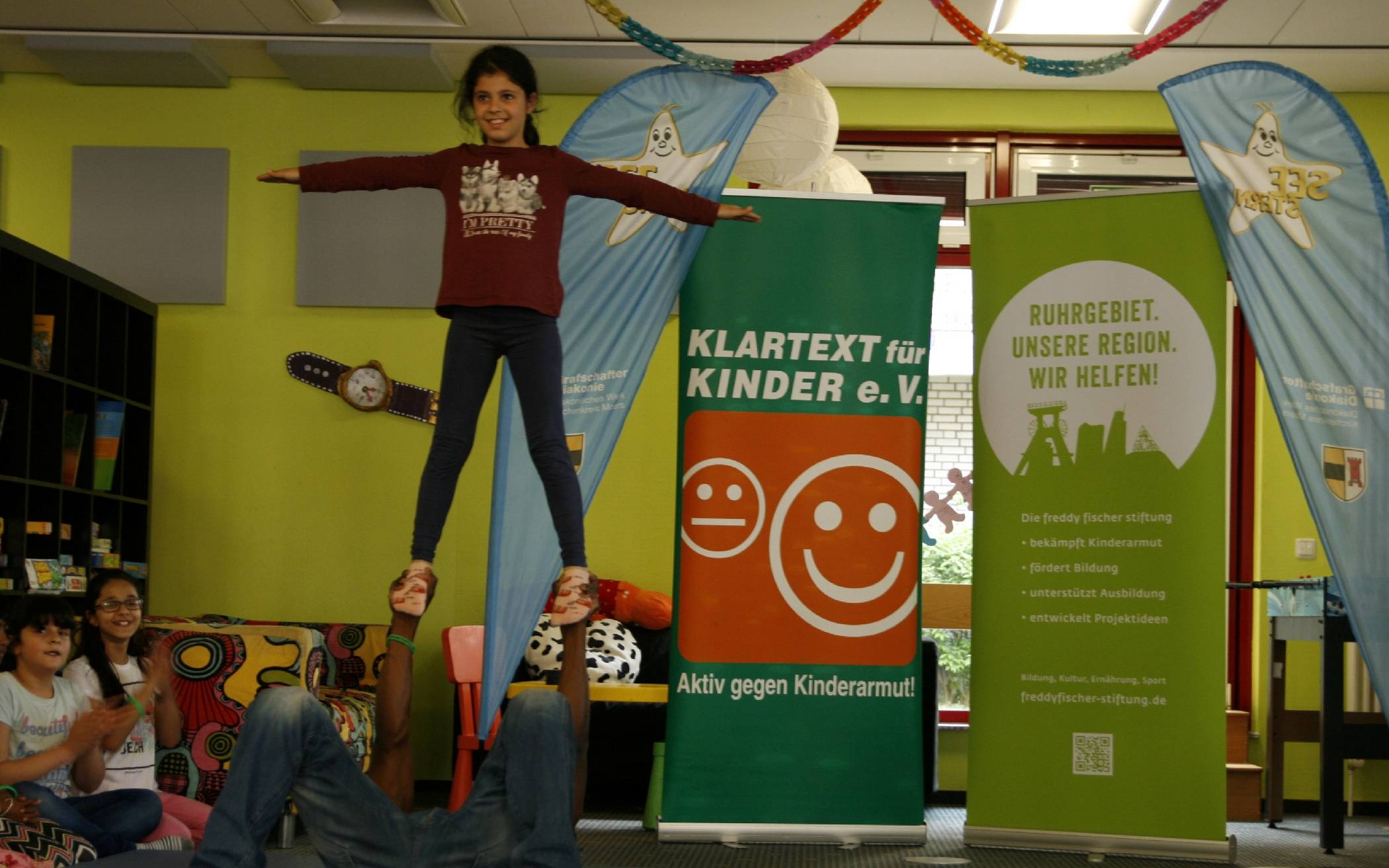 Der Verein Klartext für Kinder und die freddy fischer stiftung finanzieren den Workshop mit dem Künstler „Famous“.