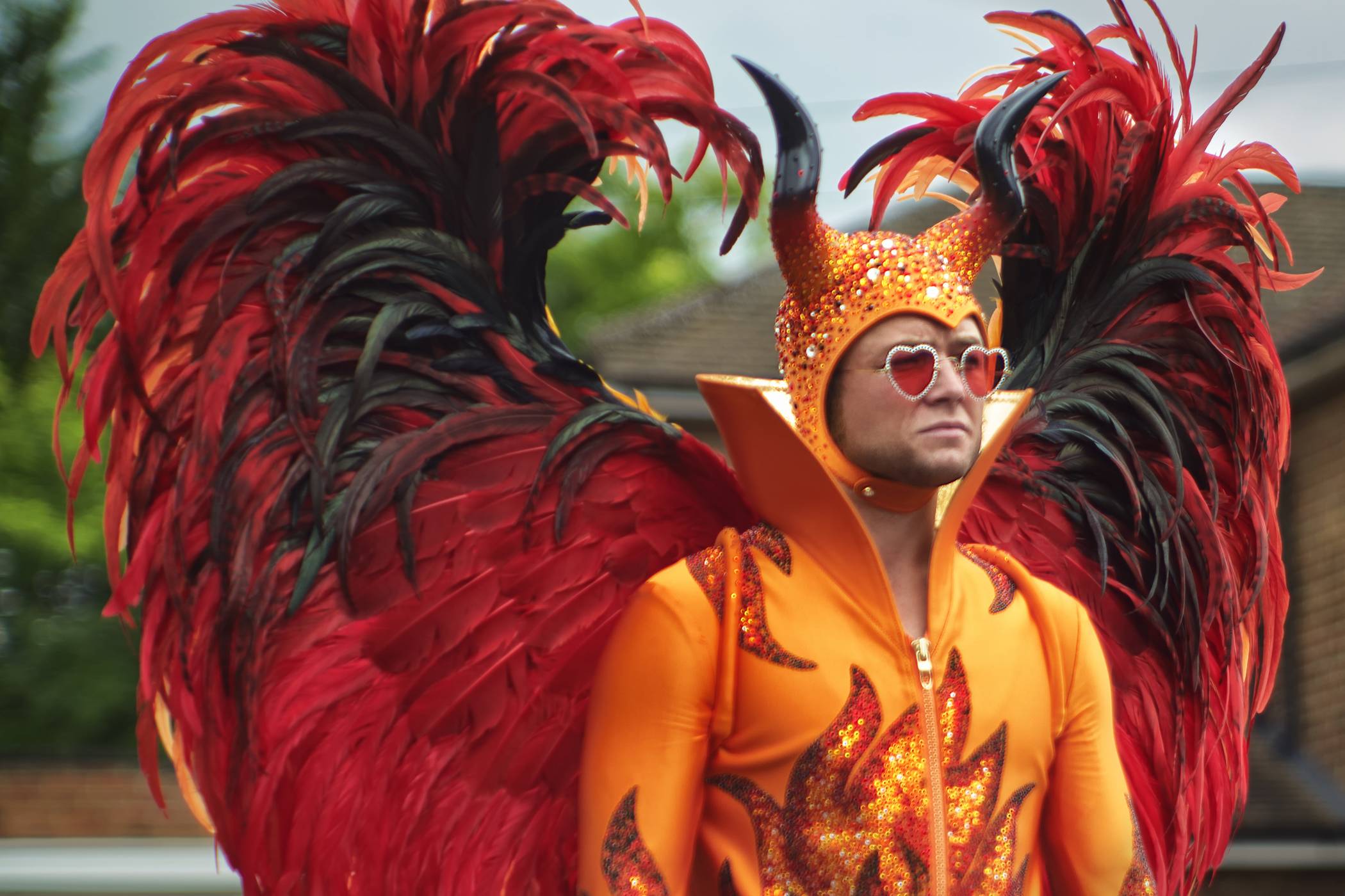 Schrille Kostüme sind seit jeher ein Markenzeichen von Elton John: Taron Egerton verkörpert den Popstar im Film „Rocketman“.