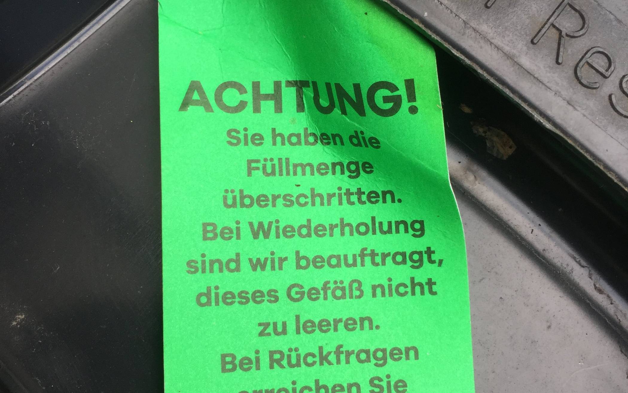 Nicht-Entleerung bei Überfüllung? Auf Nachfrage zeigt sich die mags deutlich gesprächsbereiter.