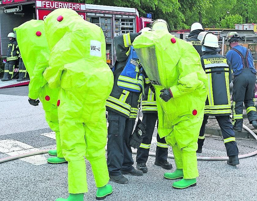 Bei der Großübung arbeiteten sich Wehrleute in speziellen Schutzanzügen zur Austrittsstelle auf dem Dach des Gebäudes vor.