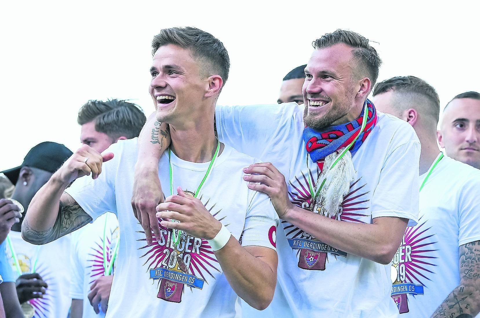 Kapitän Mario Erb und Kevin Großkreutz feiern nach dem Gewinn des Niederrheinpokals. Beide könnten wichtige Säulen im neuen Team des KFC werden.