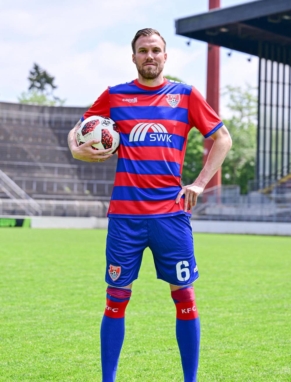 Kevin Großkreutz im neuen Heimtrikot des