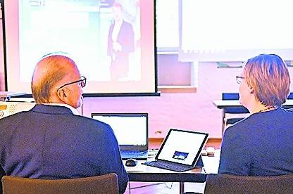  Präsentation der Wahlergebnisse im Schlosskeller. 