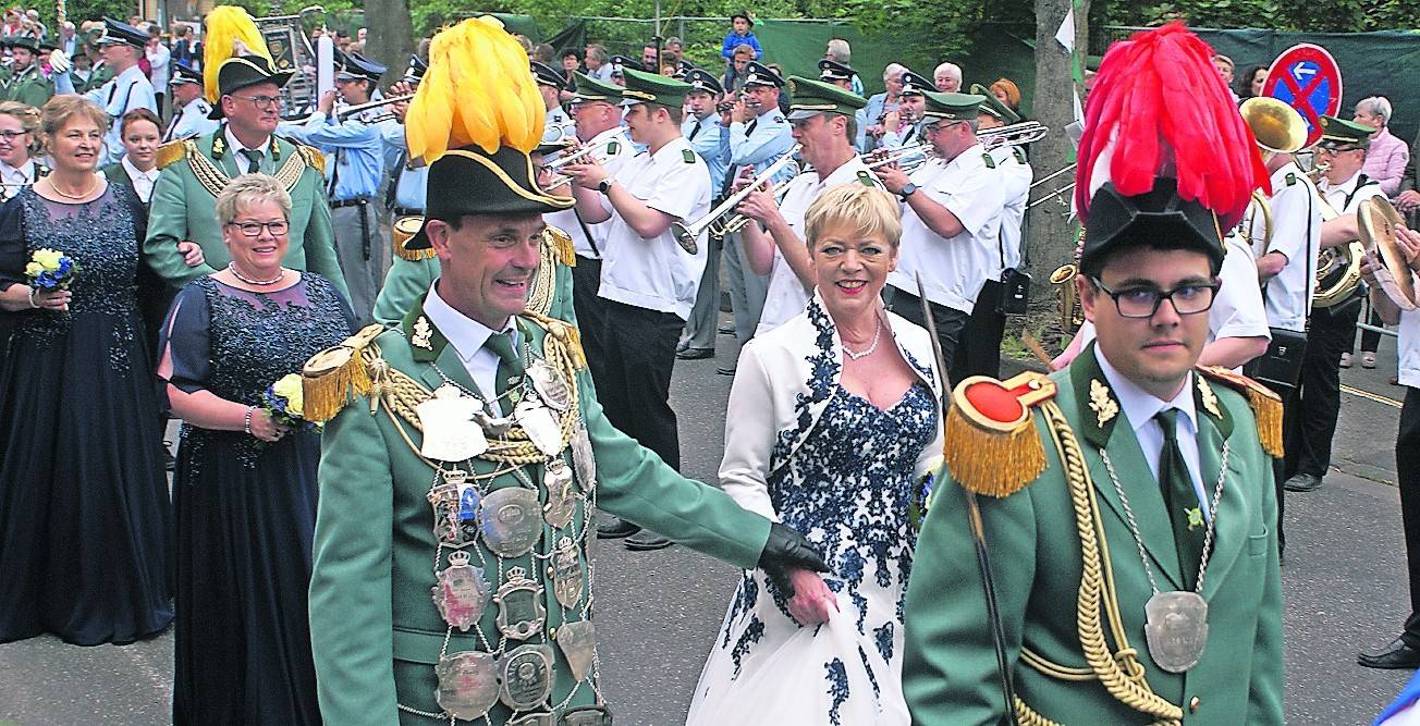  Das Königshaus mit Königin Karin Schaath und König Dirk Draschan defiliert an dem angetretenen Regiment der Kapeller Schützen vorbei zur Tribüne. 
