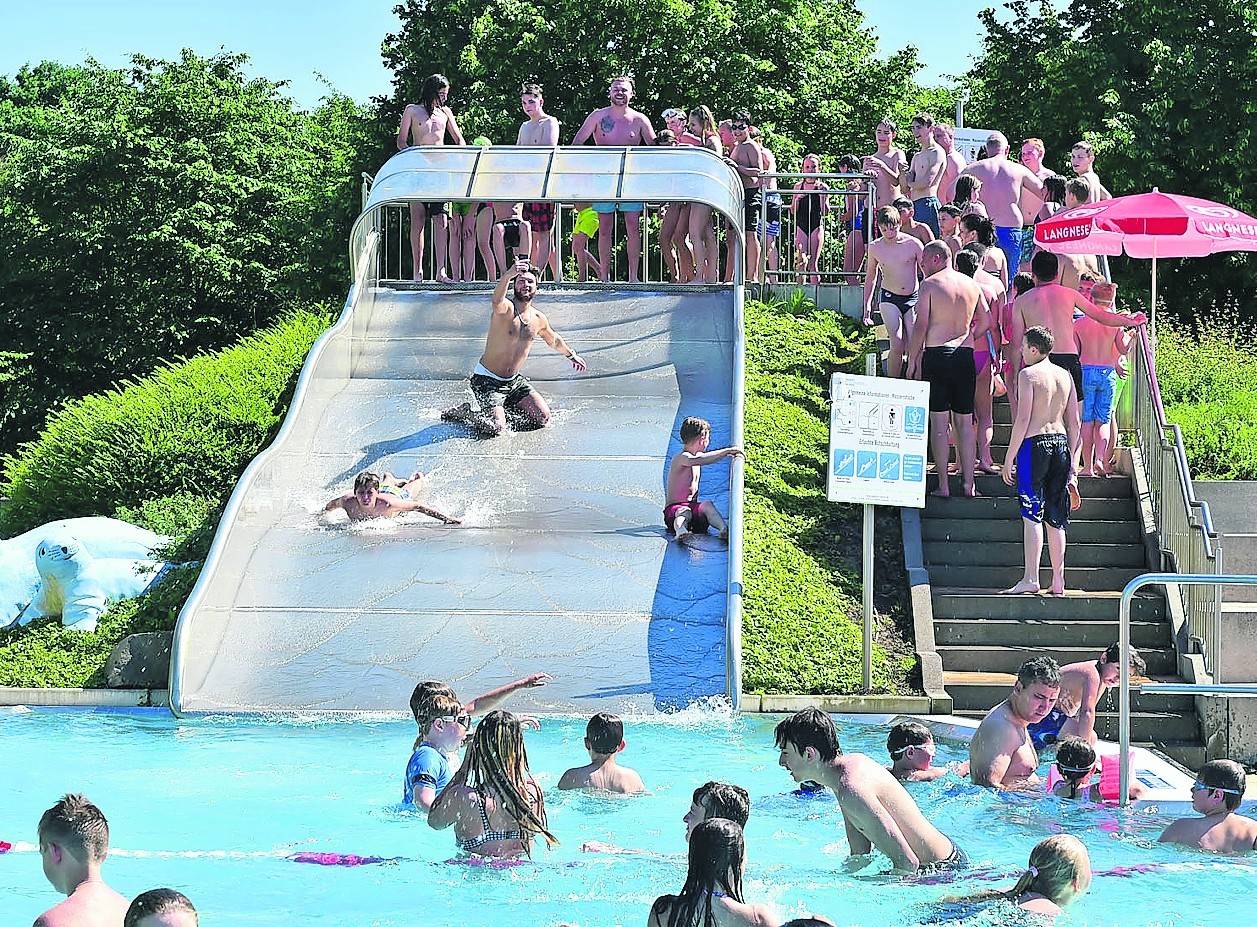 Die große Breitrutsche ist eine der Attraktionen des Willicher Freibades – besonders für Kinder und Jugendliche, aber nicht ausschließlich, wie man sieht.