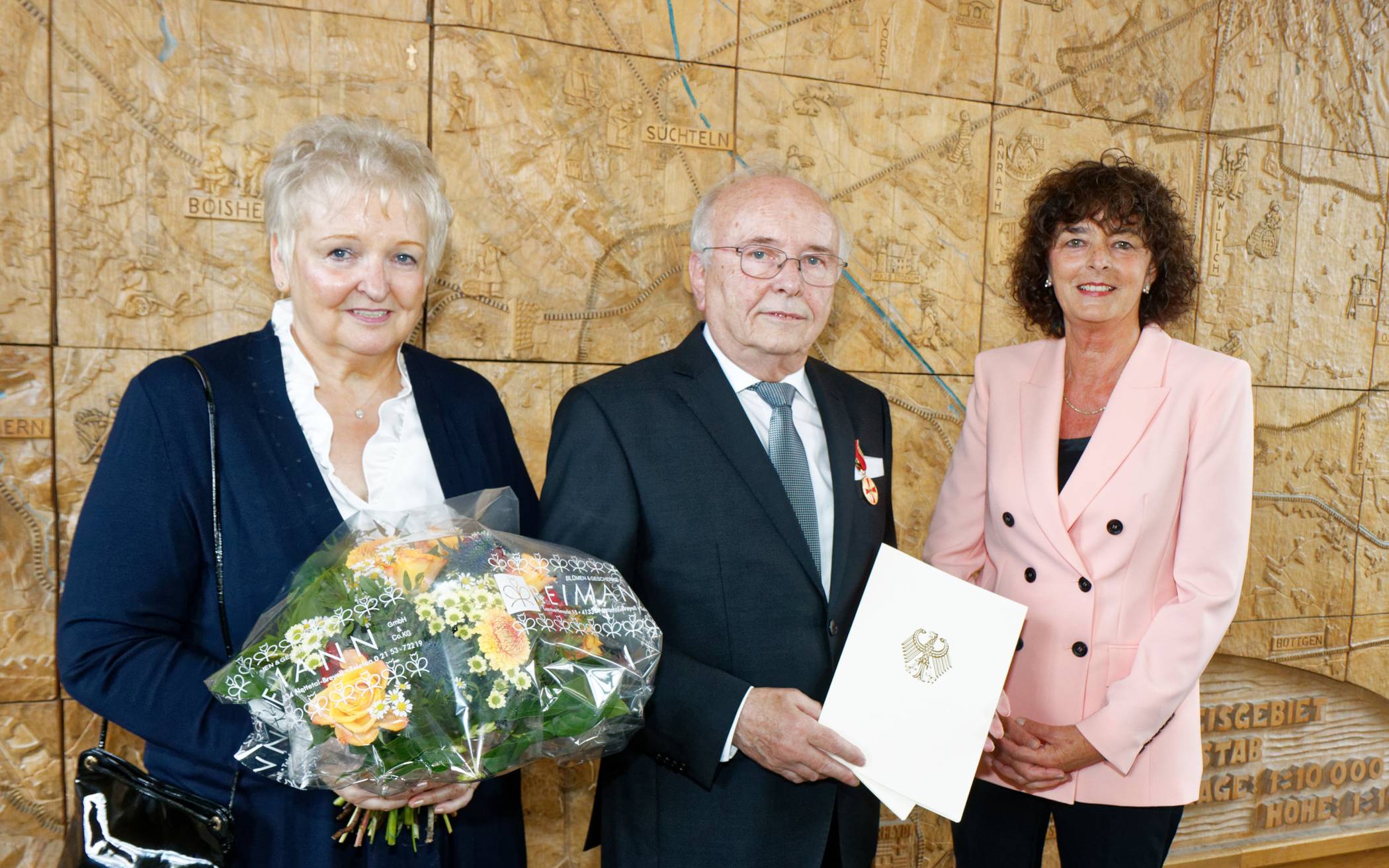 Peter Siegel mit der Verdienstmedaille des
