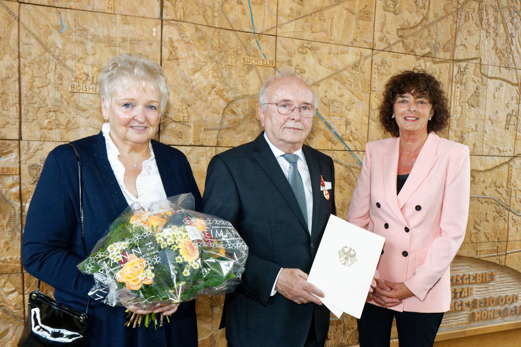  Peter Siegel mit der Verdienstmedaille des Verdienstordens der Bundesrepublik Deutschland. Die stellvertretende Landrätin Luise Fruhen (r.) hatte ihm die Auszeichnung übergeben und sich bei Siegels Ehefrau Helga für die Unterstützung bedankt. 