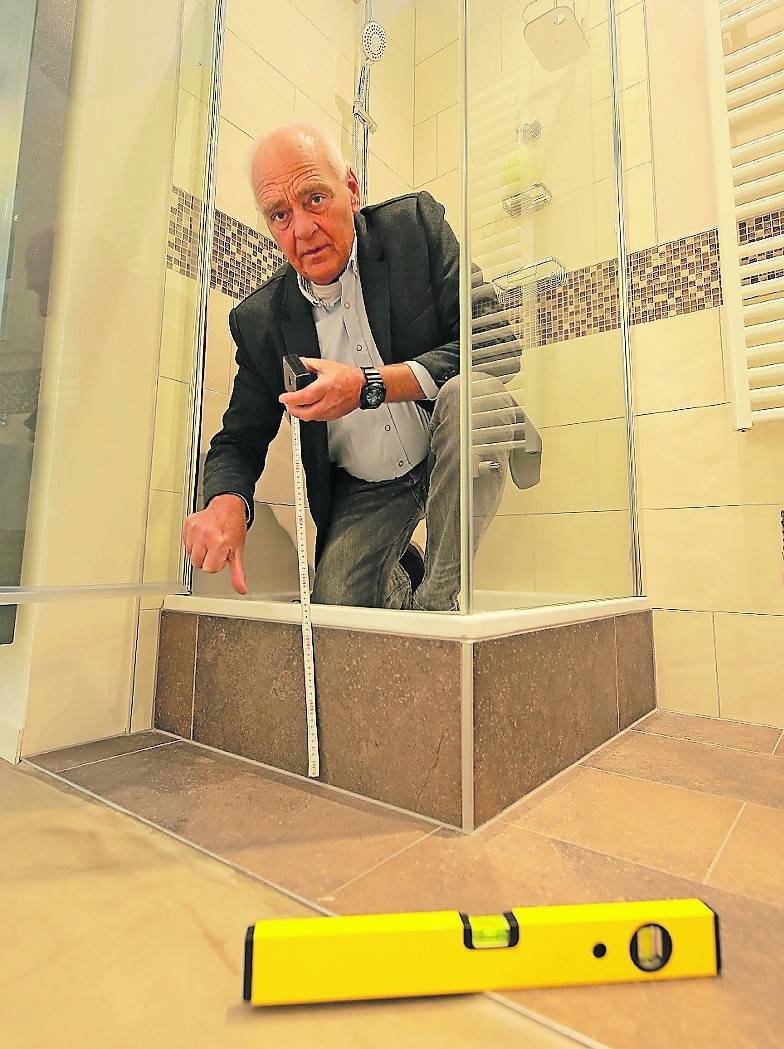 Barrierefrei geht anders: Detlef Poullie erklärt, wie man Fördergelder für ein altersgerechtes Bad ohne Stolperfallen bekommen kann.