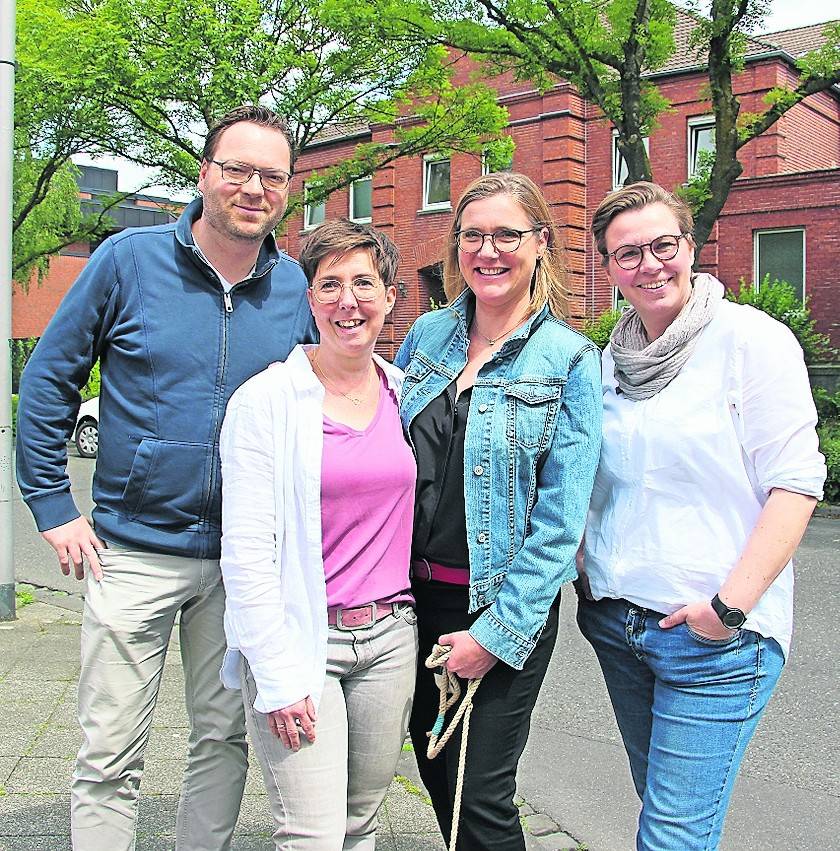   Vier der elf Gründungsmitglieder vom Verein „Ein Viertel - Viersen Süd“: Roman Doussier, zweiter Vorsitzender, Sabine Höfer, erste Vorsitzende, Jennifer Hauptmann und Ute Gabriel. 