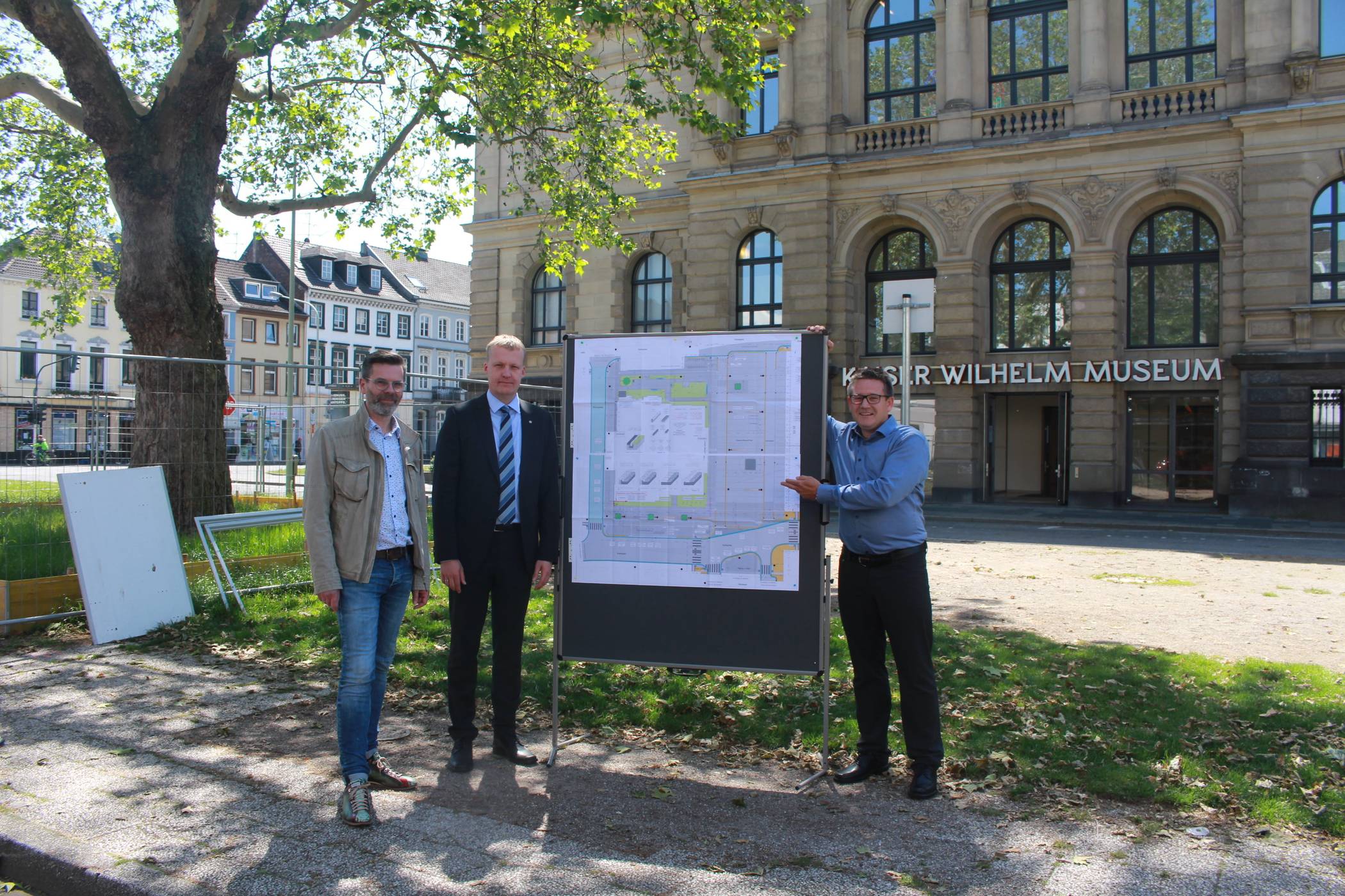  Aufbruch: Stadtplaner Norbert Hudde (l.), Kommunalbetriebsvorstand Andreas Horster und Bauleiter Martin Schulte (r.) präsentieren die Neuplanung des Arreals vor dem Kaiser-Wilhelm-Museum. Der heute lieblos wirkende Raum soll zu einem sympathischen Ort mit hoher Aufenthaltsqualität umgestaltet werden. 