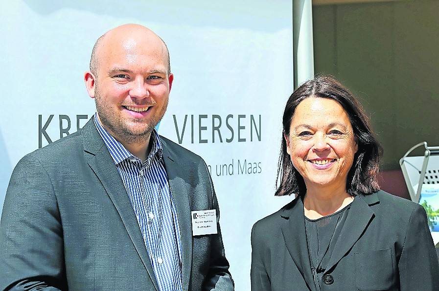 Werben für den Kreis Viersen als Standort für Ärztinnen und Ärzte: Kreisgesundheitsdezernentin Katarina Esser (r.) im Gespräch mit Dr. Johannes Martin von der Stabsstelle „Gesundheitspolitik regional und Versorgungsprojekte“ der KV Nordrhein.