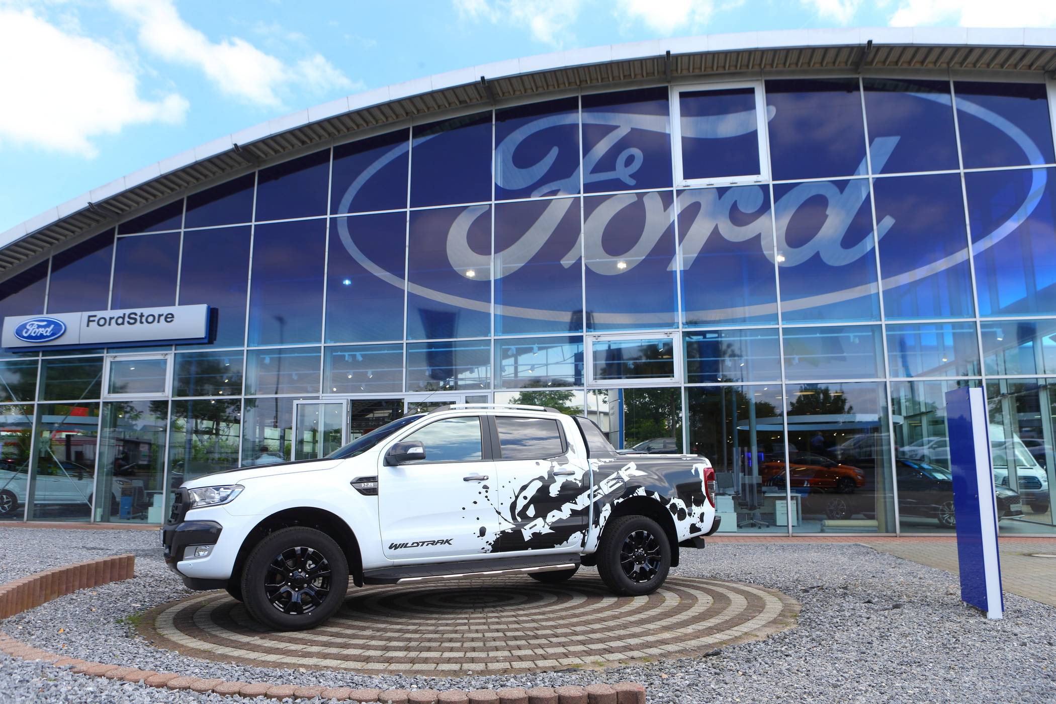 Neueröffnung: Tölke+Fischer präsentiert schicken, neuen FordStore