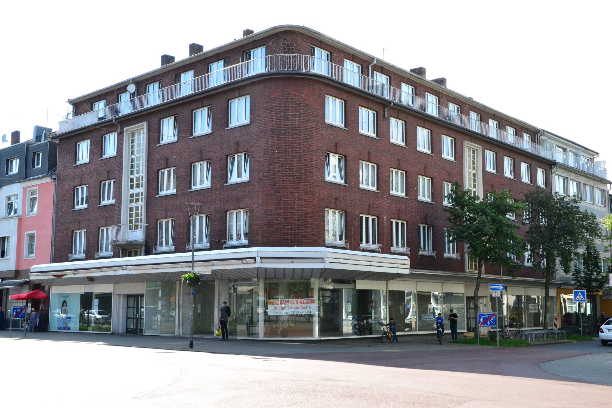  Seit Jahren Leerstand in bester Lage von Rheinhausen: 360m² großes Ladenlokal mit rund 40 Metern Schaufensterfront an der Krefelder Straße / Ecke Hochemmericher Straße. Zuletzt hatte es hier noch der Bekleidungs-Discounter „Kik“ versucht. In den 1960 Jahren war das angesagte Bekleidungshaus „Greven“ hier zu finden. 