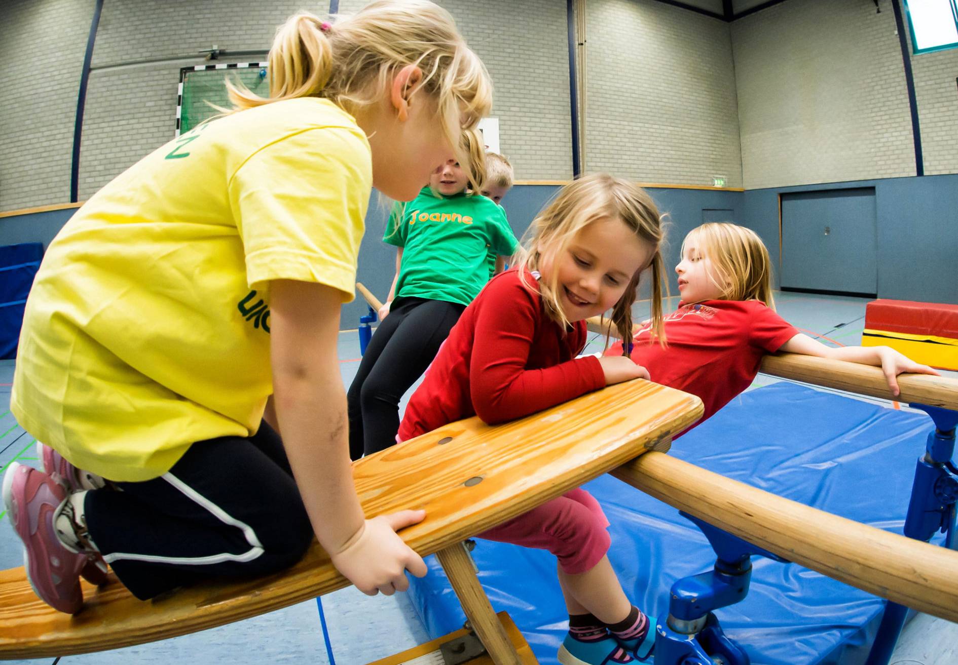 Kinder haben Spaß in der Turnhalle: