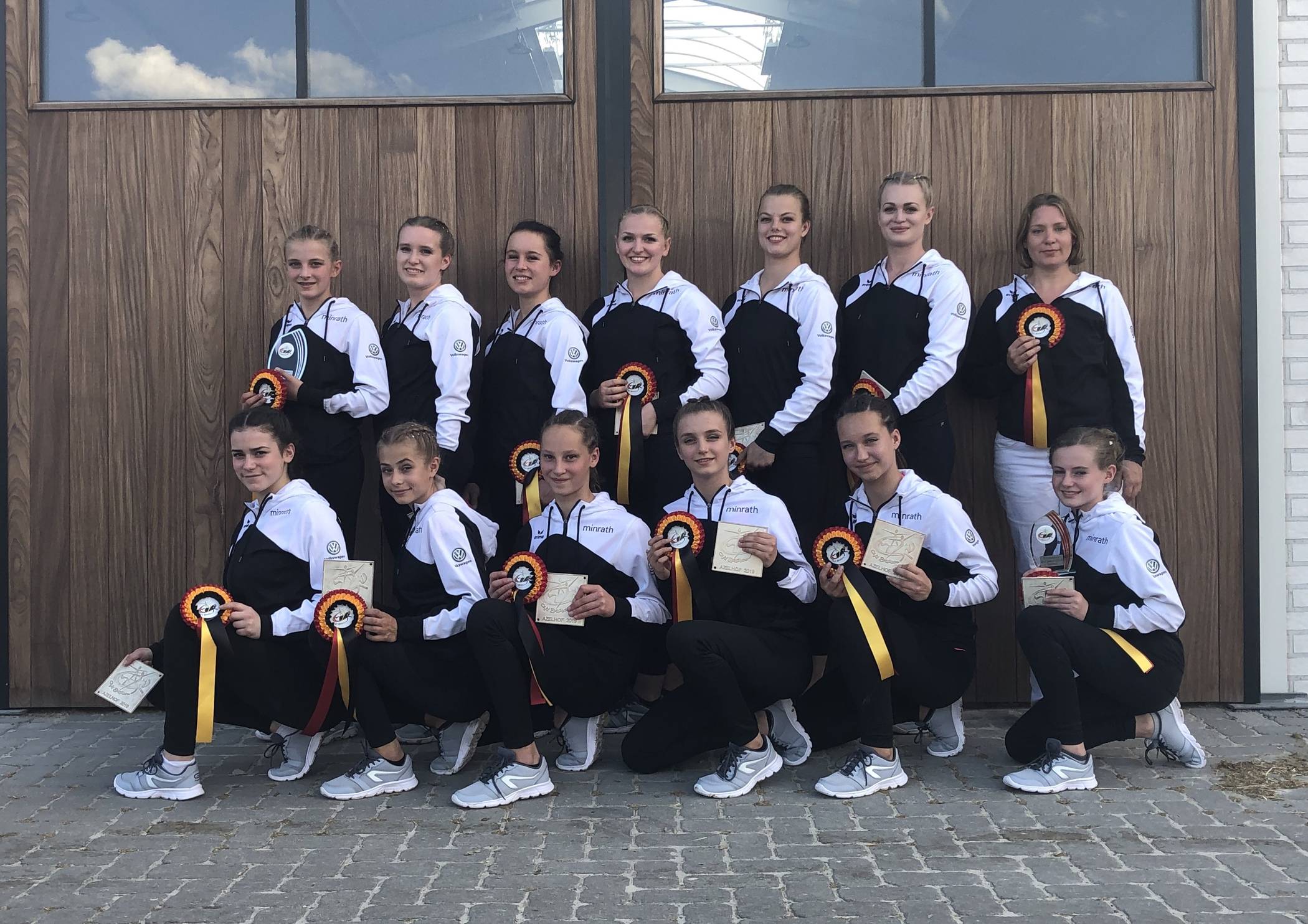  Unser Foto zeigt Kniend das Junior-Team (von links): Olivia Riemer, Mia d’Alquen, Amy Kubenka, Noemi Thämmig, Nele Meller und Paula Hagedorn. Das S-Team (stehend von links): Luana Thämmig, Rebekka Hänisch, Selda Pascha, Ina Schultze, Nina Kamp, Anne Schultze, Longenführerin Sophie Haselhoff. 