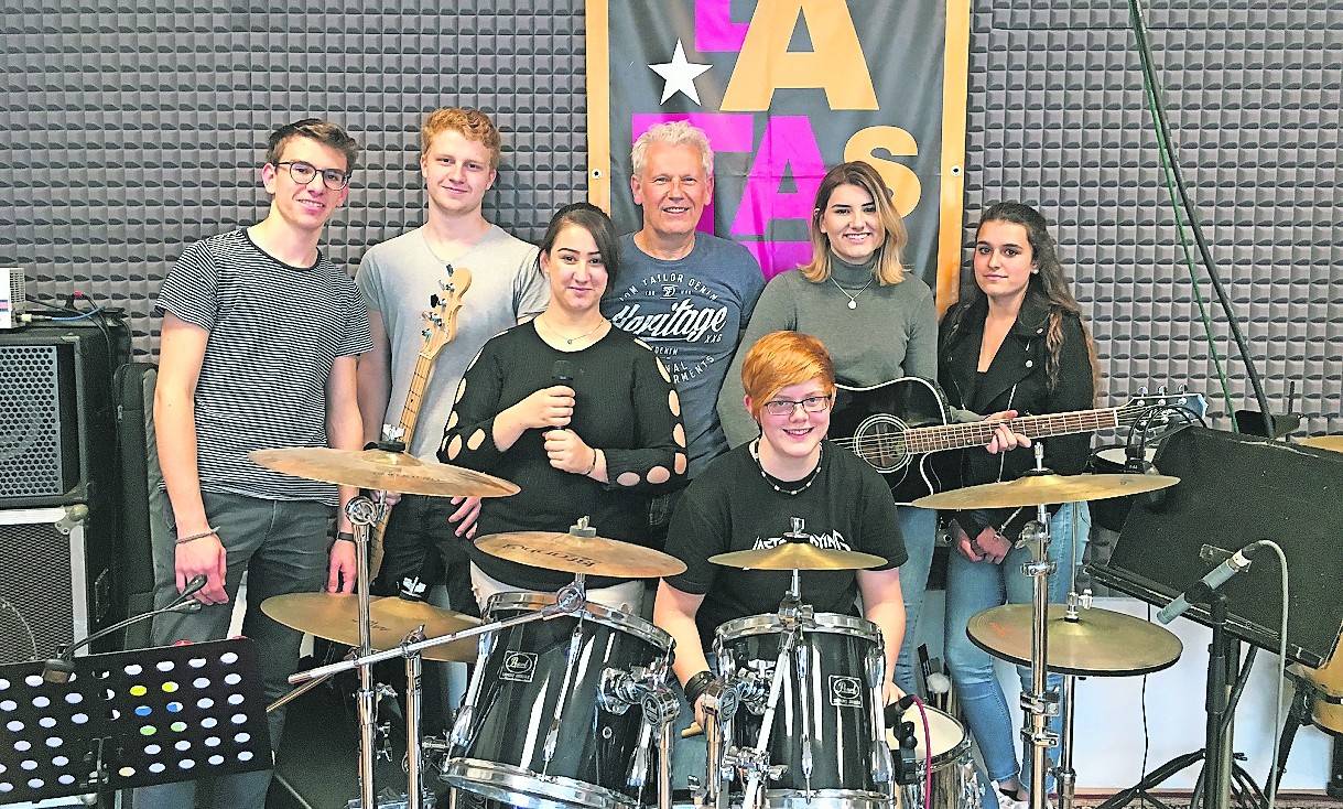 Die Kinderdorfband La Taste bei den Proben (v.L.).: Jannis, Johannes, Yasemin, Wolli, Hannah, Lena und Cagla.
