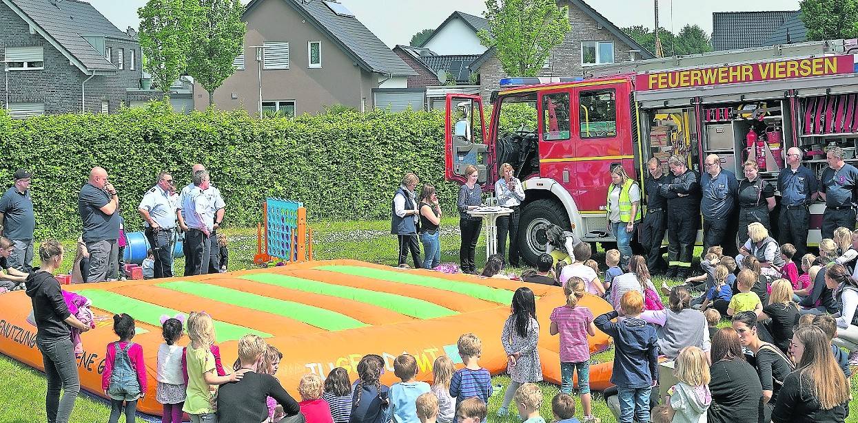  Bürgermeistern Sabine Anemüller zeichnete zum Abschluss die „Notfallhelden“ aus.  