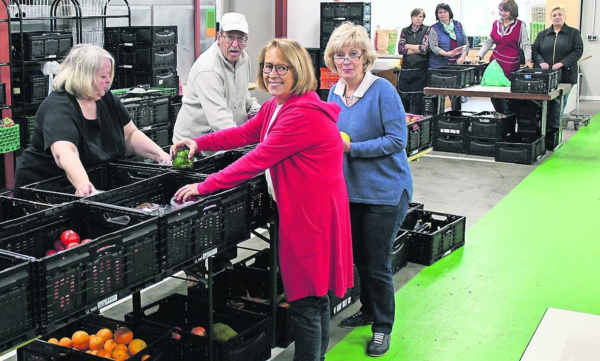 Viele fleißige Hände braucht die Tafel an den Ausgabetagen und natürlich müssen die Vorsitzende Monika Bartsch (Mitte)und ihre Stellvertreterin Diana Holzapfel (r.) hier und da helfend eingreifen.