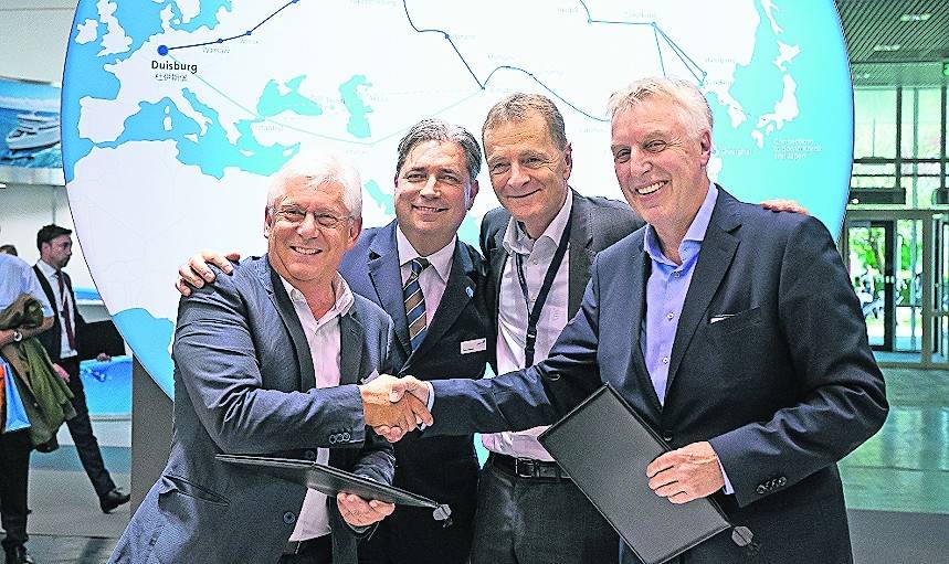  Erich Staake, Vorstandsvorsitzender der duisport-Gruppe (r.), und Beni Kunz, CEO der Hupac-Gruppe (l.), vereinbarten die Intensivierung ihrer Kooperation. Bei der Unterzeichnung zugegen waren duisport-Kunde Hans-Jörg Bertschi, Executive Chairman, Board of Directors der Bertschi Group (2.v.r.) und Peter Plewa, Geschäftsführung duisport agency GmbH (2.v.l.). 