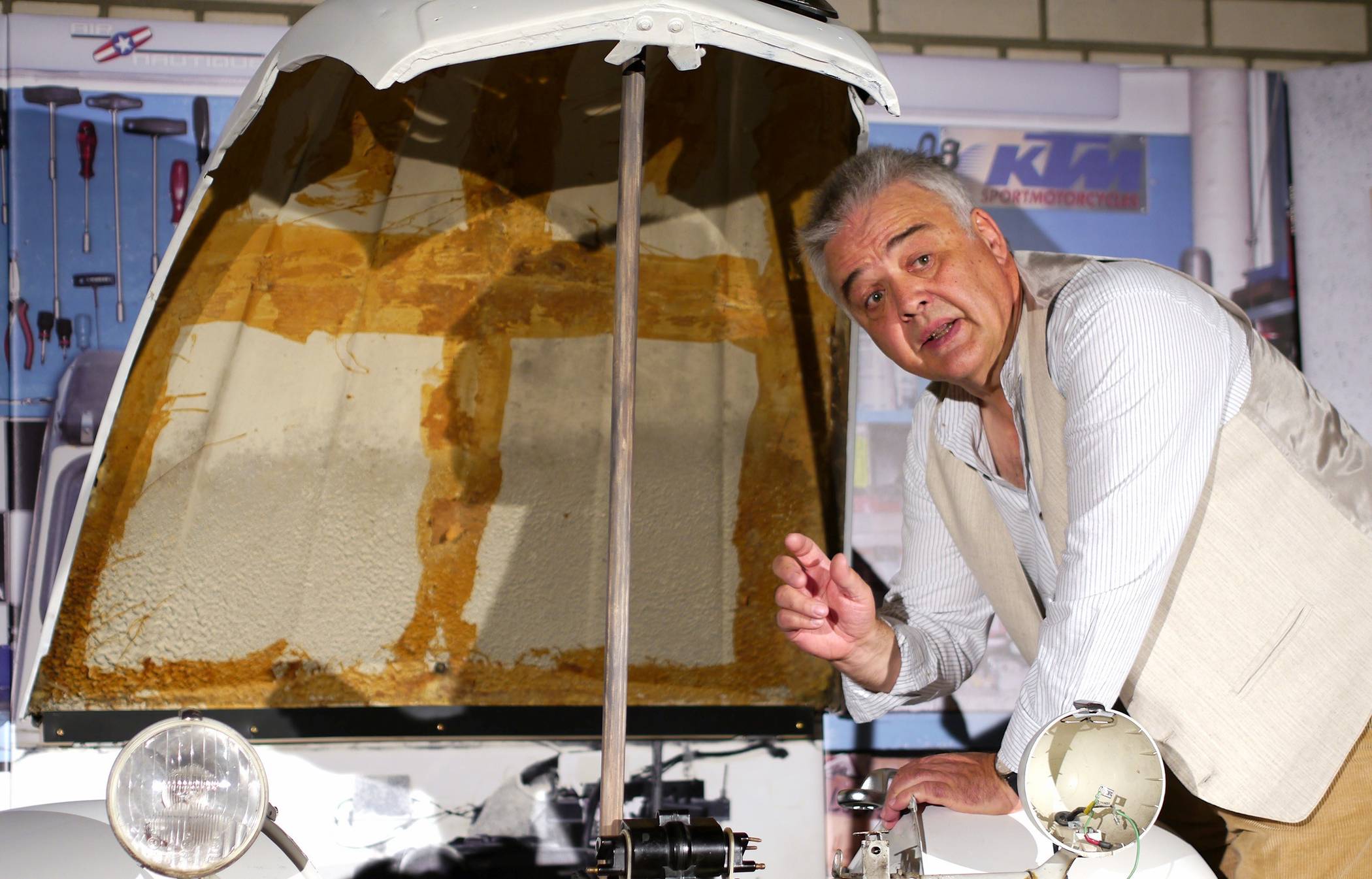  Beim Schrauben an seiner Ente „Lucy“ philosophiert Rentner Bodo (Bernd Schüren) über das trügerische Bild der „Golden Ager“. 