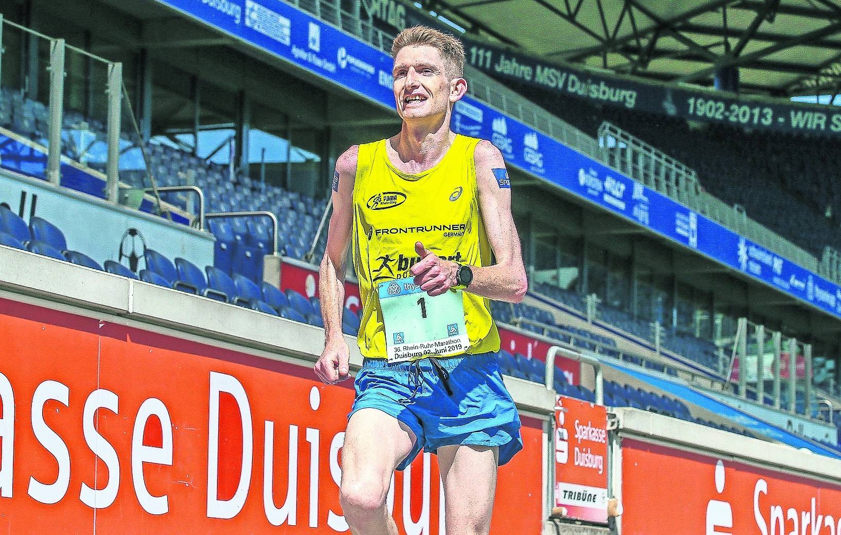 Startnummer eins Nikki Johnstone lief als Erster ins MSV-Stadion ein.