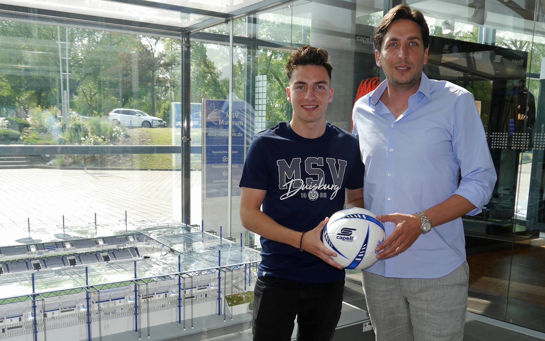 Sinan Karweina mit Sportdirektor Ivo Grlic