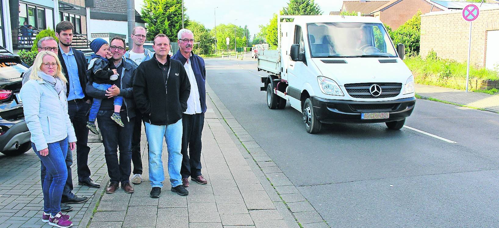 Die Anwohner der Hochbendstraße sind mit der gesamten Verkehrssituation vor ihren Haustüren nicht zufrieden. Das Aufstellen eines Schildes Absolutes Halteverbot (rechts im Bild) brachte jetzt das Fass zum Überlaufen.