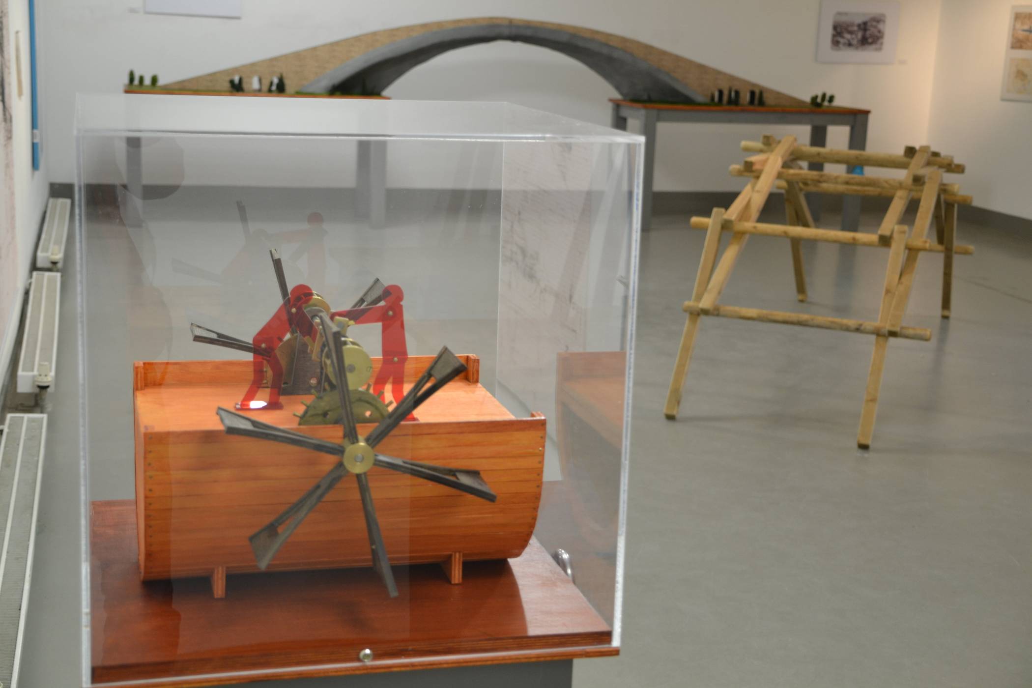  Leonardos „Oscar Huber“ und das Modell seiner genialen, selbsttragenden Brücke. 