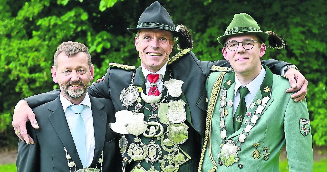 Ehrenkönig Dr. Bernd Schumacher-Adams, Seine Majestät Rainer I. von Büderich und Jungschützenkönig Jens Rademacher direkt nach dem Vogelschuss vor einigen Wochen.